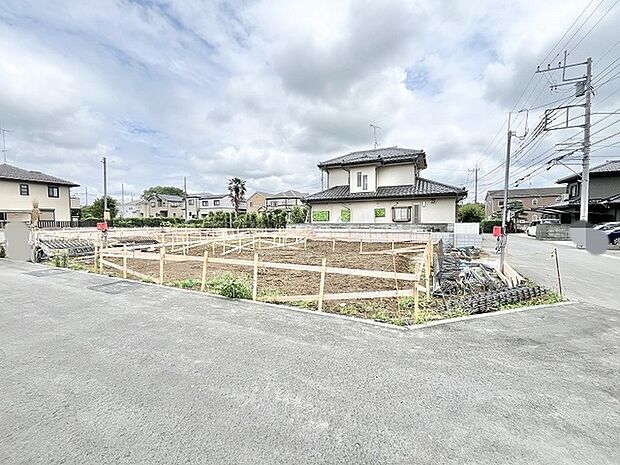 周辺環境と調和する穏やかな街並みに位置し、理想の住まいを形にするためのゆとりある空間が広がっています。