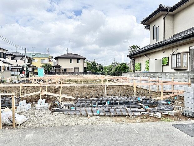 穏やかな空気が流れる住宅街に位置し、理想の住まいを描くための広々とした敷地が広がっています。