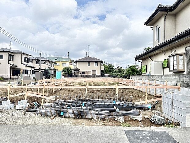 閑静な住宅街の中に位置し、これからの暮らしの拠点となる開放的な敷地が広がっています。