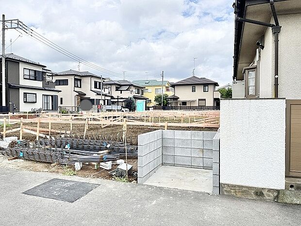 穏やかな街並みに溶け込む、これからの暮らしを自由に描ける開放的な敷地です。