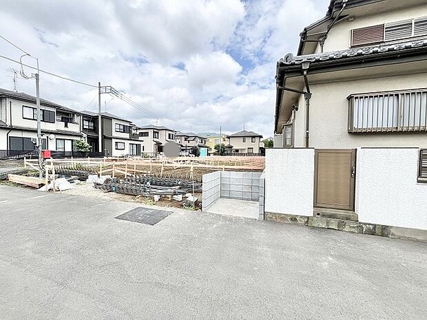 周囲の静かな住宅街に溶け込み、新たな暮らしを思い描ける開放的な敷地が広がっています。