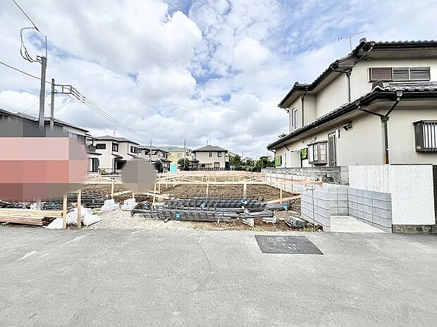 穏やかな空気が流れる住宅街に位置し、新たな暮らしの基盤となる広がりを感じさせる土地です。