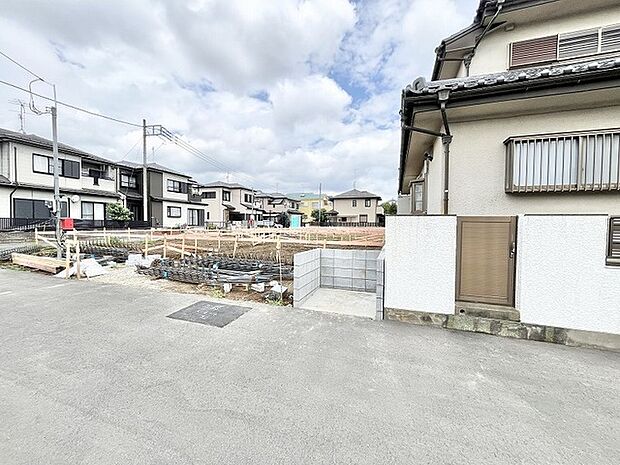 落ち着いた住宅街の雰囲気に馴染む、日々の生活を穏やかに包み込むようなゆとりのある空間が広がっています。
