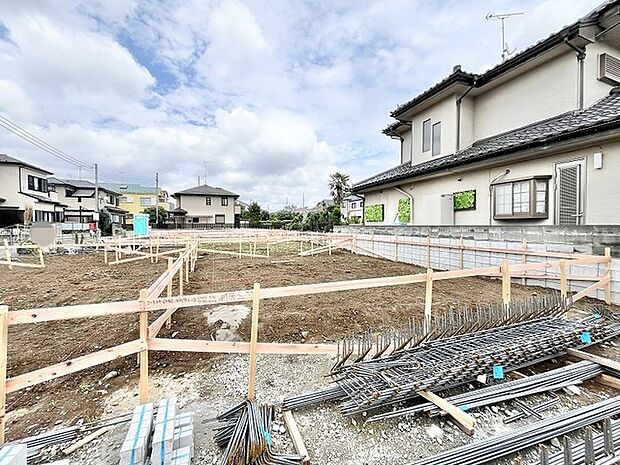 開放的な空が広がり、これからの暮らしの拠点となる静かな環境が整っています。