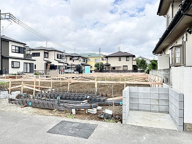 穏やかな住宅街に位置し、理想の住まいをゼロから描くための余白が広がる落ち着いた区画です。