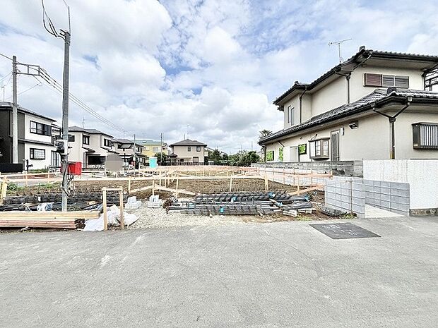 落ち着いた住宅地の中にあり、理想の住まいを形にしていくこれからの時間を静かに見守る場所です。