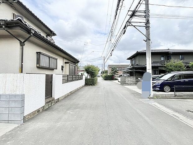 穏やかな空気が流れる住宅街に位置し、日々の暮らしに落ち着きを感じさせる住環境が広がっています。