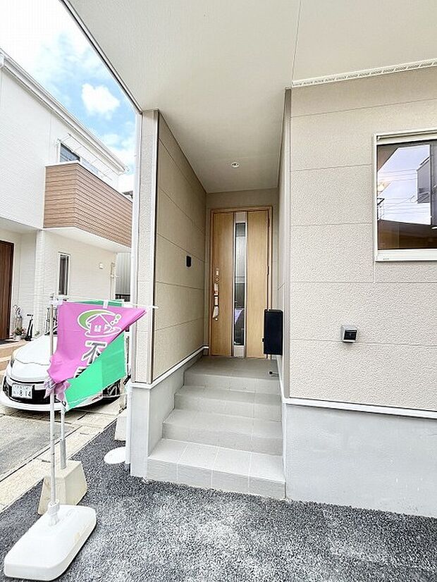 住まいへ続く奥行きのあるアプローチが、日々の帰宅を穏やかな気持ちにさせてくれる落ち着いた佇まいです。
