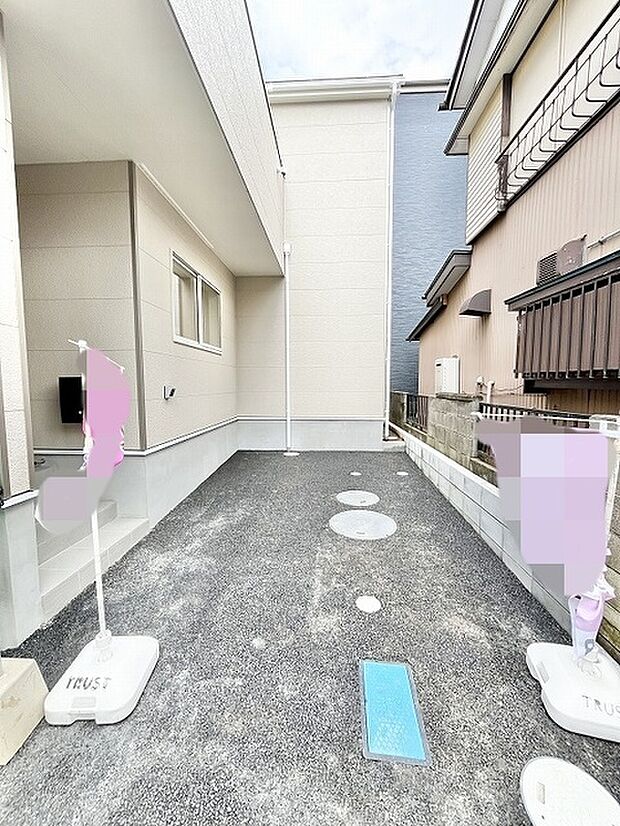 周囲の視線を気にせず過ごせる、プライベートな心地よさが備わった住まいの外部空間です。