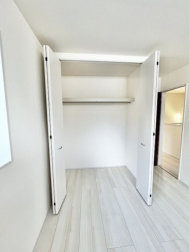 余計な装飾を削ぎ落としたミニマルな空間が、日々の暮らしに心地よい静けさと整った佇まいをもたらします。