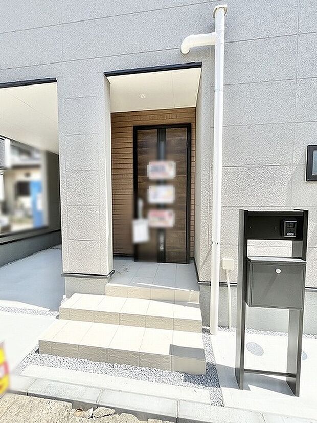 洗練された色使いが印象的な、落ち着きと気品を感じさせる佇まいです。
