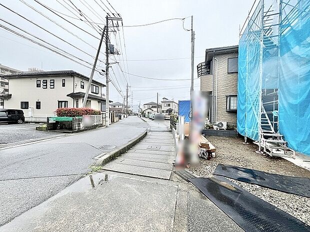 日々の暮らしに溶け込む、穏やかな空気が流れる落ち着いた住宅街の風景です。
