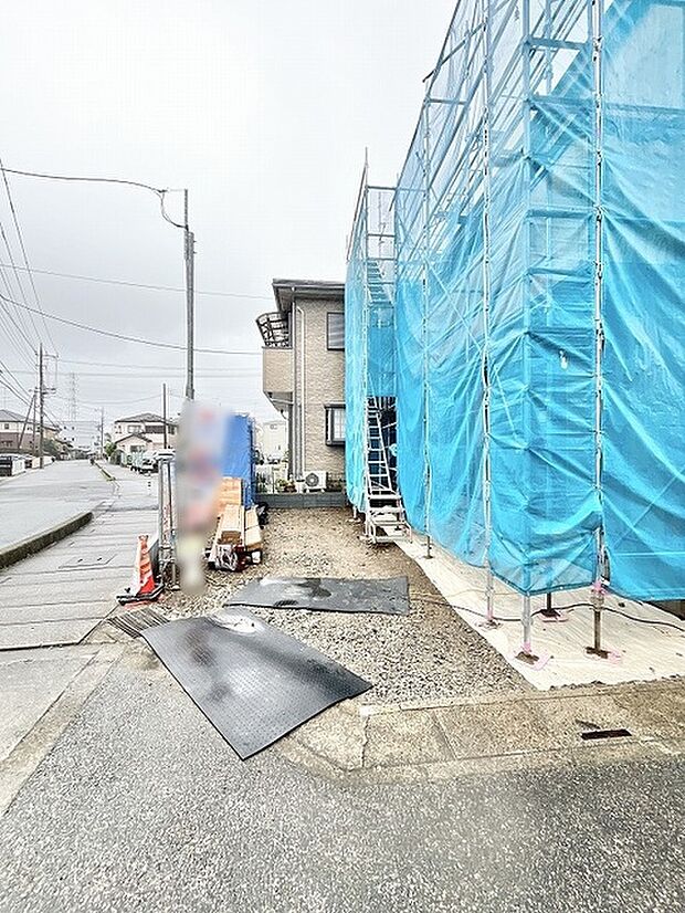 周辺の街並みと調和しながら、これから新たな住まいが形作られていく期待感を感じさせる静かな敷地です。