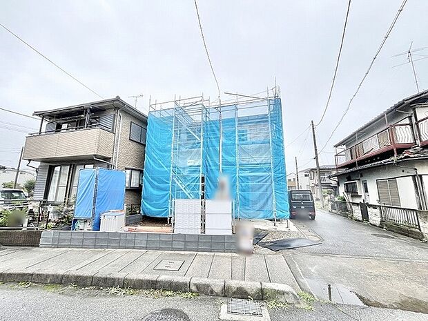 新しい暮らしの始まりを感じさせる、静かな環境に佇む落ち着いた雰囲気の敷地です。