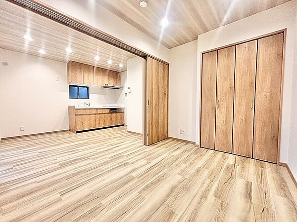 木の温もりと洗練された質感が調和し、住まう人の心地よい暮らしに寄り添う穏やかな空間です。
