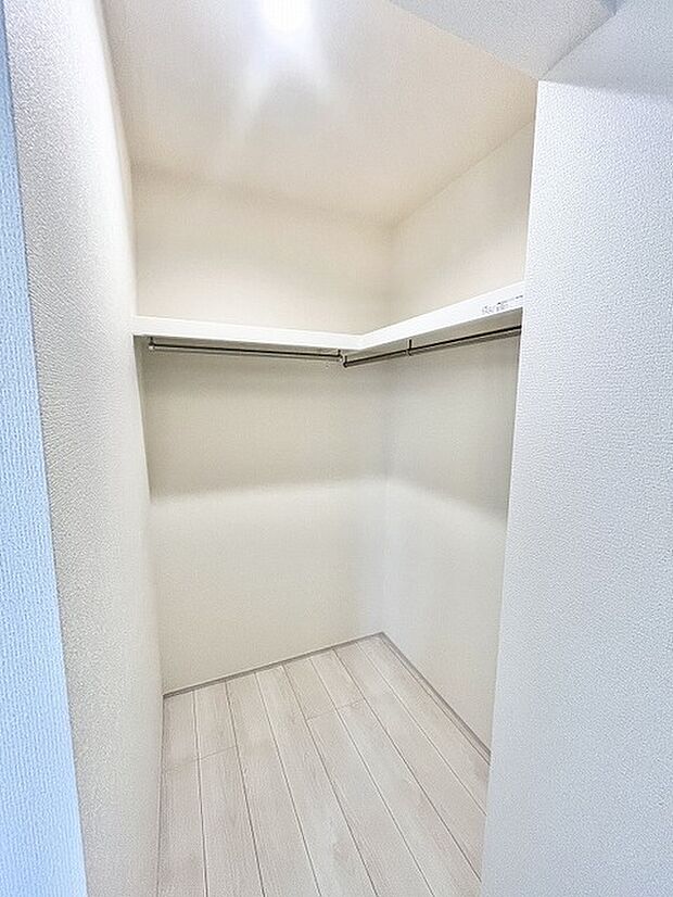 シンプルで無駄のない構成が、日々の暮らしに心地よい整頓された余白をもたらしてくれます。