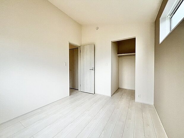 ニュートラルな色調でまとめられた空間が、穏やかな落ち着きと広がりを感じさせてくれる住まいの一室です。