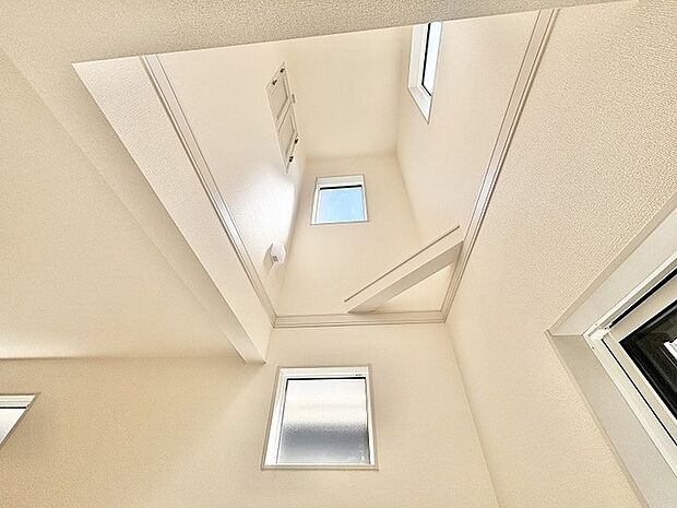 吹き抜け:上下に広がる空間が開放感を演出し、澄み切った空気が心地よい穏やかな時間を紡ぎ出すデザインです。