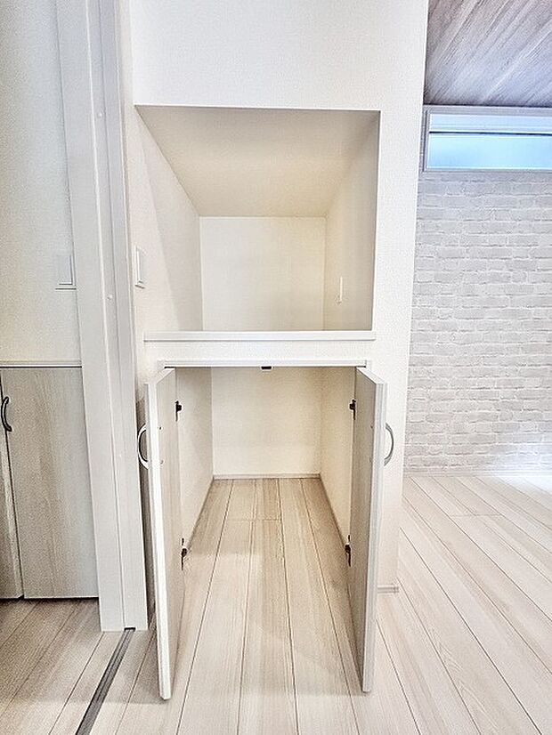 すっきりと整えられた空間にさりげない収納をしつらえた落ち着きのある佇まい