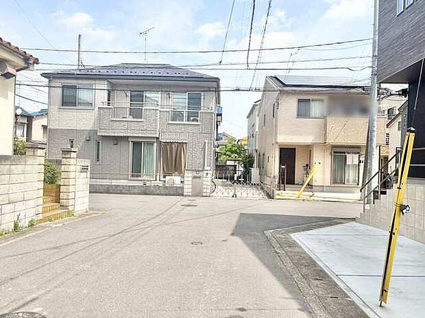 穏やかな街並みに佇む、安心感のある住まい。