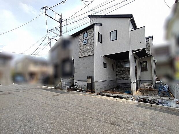 洗練された外観デザインが街並みに調和する、心地よい日常を予感させる佇まいです。
