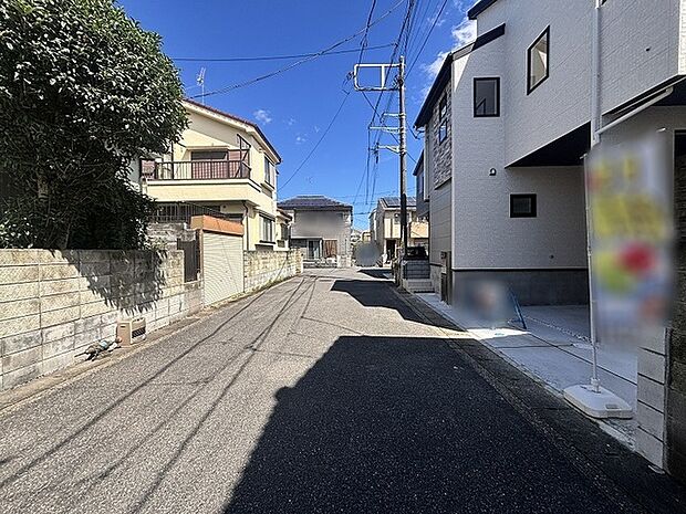 穏やかな空気が流れる落ち着いた街並みと、ゆとりを感じさせる開放的な空間が広がります。