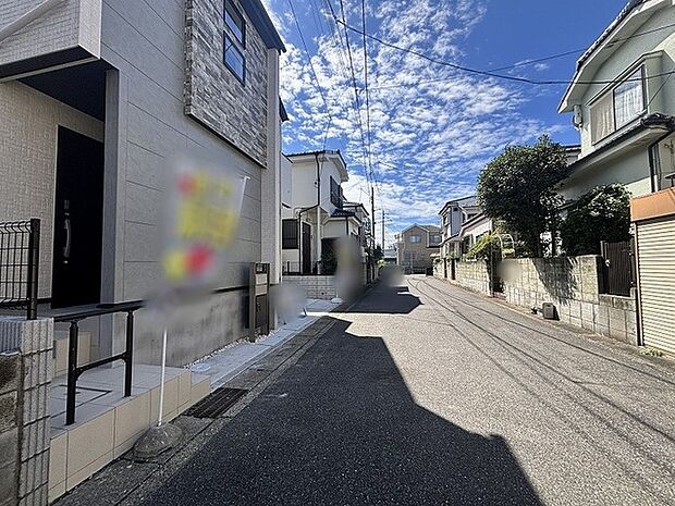 青空が広がり心地よい風が通り抜ける閑静な住宅街に佇む穏やかな街並み