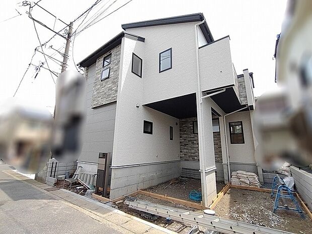 洗練された佇まいが街並みに調和する、落ち着きと気品を感じさせる外観です。