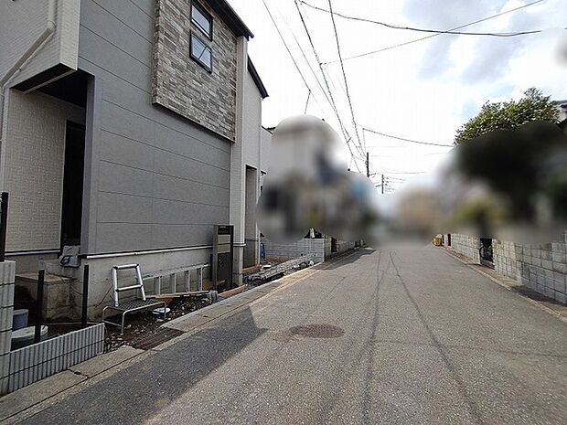 落ち着いた佇まいが広がる穏やかな周辺環境と整えられた前面道路の景色