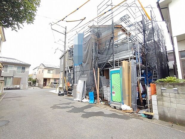 新しい暮らしの始まりを感じさせる、静かな住宅街に佇む建築途中の風景です。