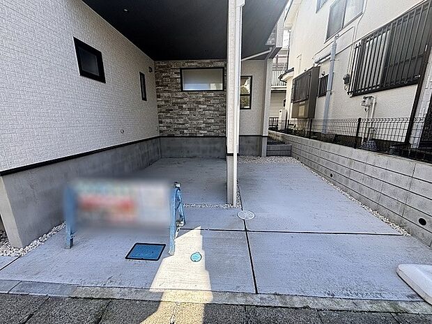 洗練された意匠がアクセントとなる、ゆとりある駐車スペースです。
