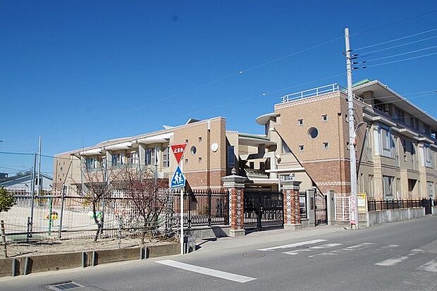 大袋幼稚園 空がどこまでも広がり、落ち着いた佇まいが周囲の静かな環境と調和する穏やかな街並みです。（1500m）