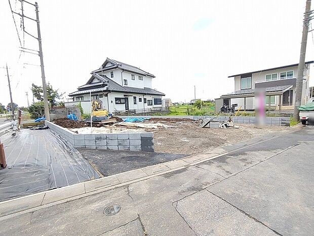 周辺環境に馴染む落ち着いた街並みの中で、理想の暮らしを自由に描けるゆとりある敷地が広がっています。