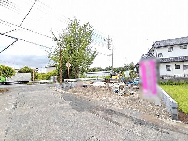 周辺環境が穏やかに整い、これからの暮らしの拠点として落ち着きを感じられる広がりある敷地です。