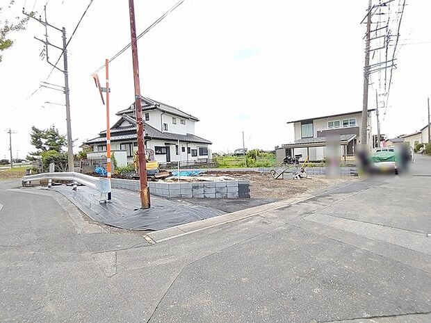 空が広く見渡せる開放的な立地で、のびのびとした暮らしを想像できる整った空間です。