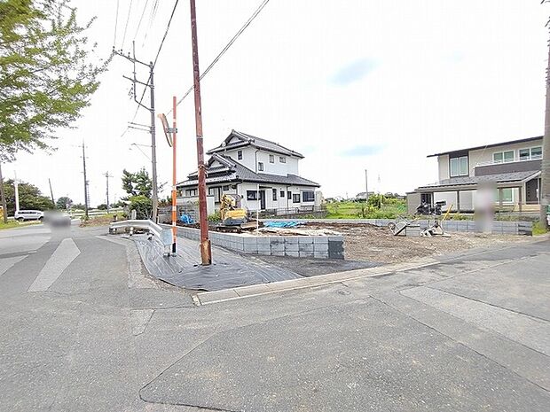 のびやかな空が広がる角地に位置し、これからの暮らしの可能性を静かに秘めた心地よい空間です。