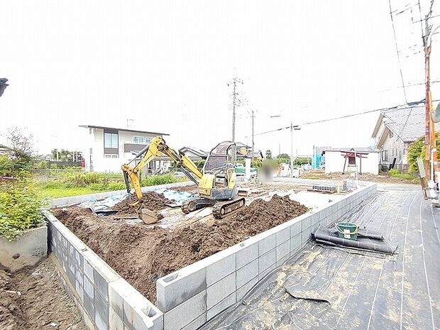 新しい暮らしの基盤が整っていく過程を、静かに見守ることができる開放的な敷地です。