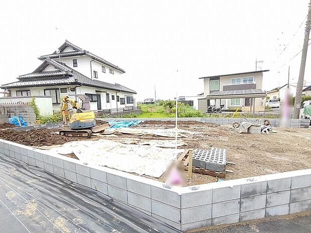 周囲にゆとりが広がる開放的な環境で、理想の暮らしを描き始めるための基盤が整った土地です。