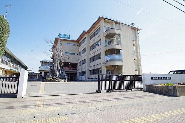 越谷市立千間台小学校 日々の暮らしに安心感をもたらす、落ち着いた環境と調和する教育施設です。(1300m)