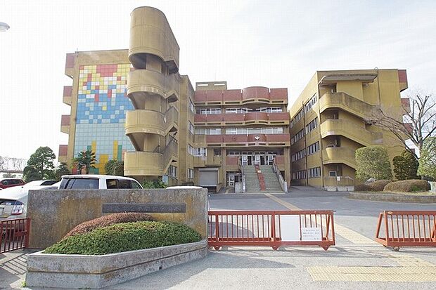 越谷市立千間台中学校 地域に根ざした静かな環境が広がり、落ち着きのある日常の風景が流れる場所です。(1100m)