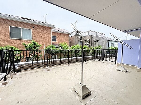 広々としたルーフバルコニーで日当たりも良好です。