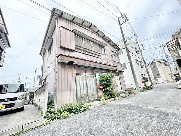 街並みに穏やかに溶け込み、時を重ねてきたからこそ感じられる落ち着いた佇まいが魅力です。