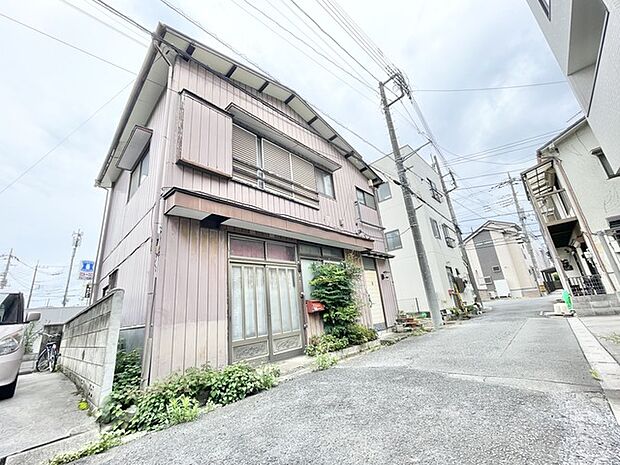 街並みに静かに寄り添い、どこか懐かしさを感じさせる落ち着いた佇まいの外観です。