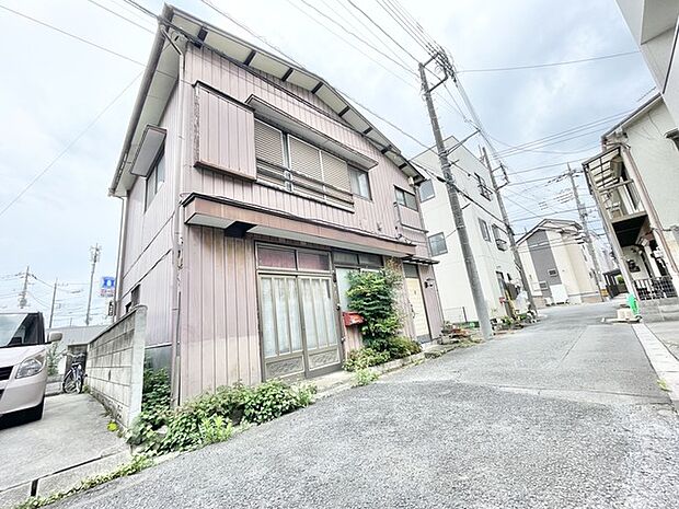 時を経た趣きが街並みに溶け込み、どこか懐かしさを感じさせる落ち着いた佇まいの住まいです。