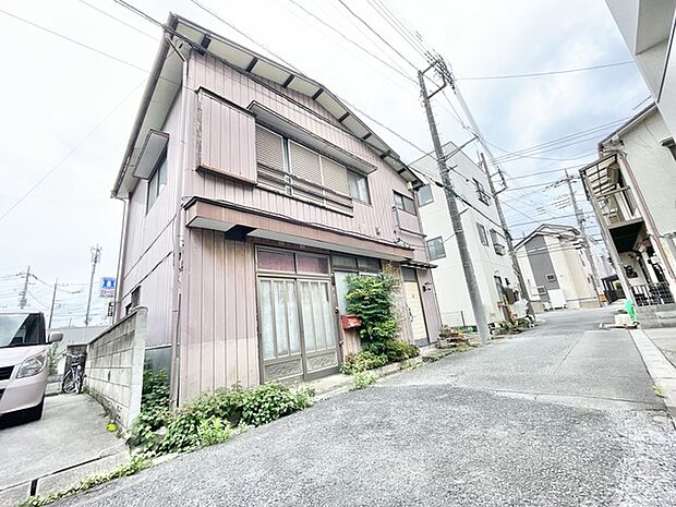 街の風景に穏やかに溶け込み、時を重ねてきたからこそ感じる落ち着いた佇まいが魅力です。