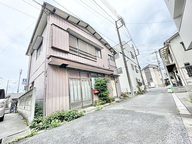 静かな住宅街に馴染み、時の流れを感じさせる落ち着いた佇まいが日々の暮らしに安らぎを添えてくれます。