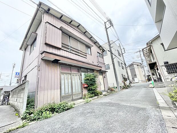 穏やかな街並みに馴染む落ち着いた佇まいで、どこか懐かしさを感じさせる趣ある外観です。