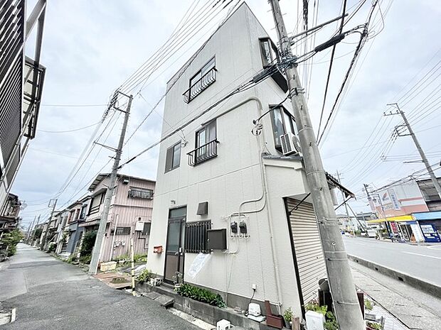 街並みに馴染むすっきりとした佇まいが、日々の暮らしに静かな安らぎをもたらします。