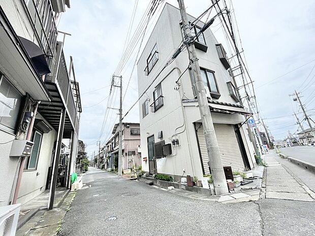 街の景色に静かに馴染む佇まいが、日々の暮らしに穏やかな落ち着きと安らぎをもたらしてくれます。