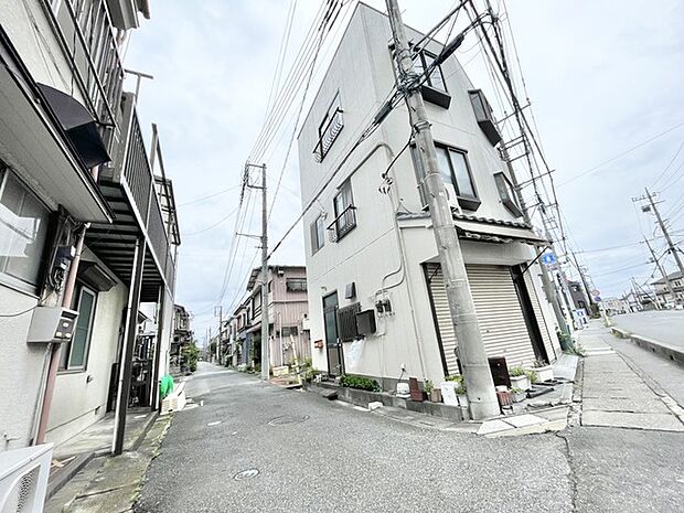 街並みに自然と馴染みながら、暮らしの気配を穏やかに感じさせる佇まいが魅力です。